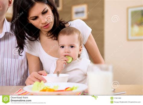 Salzlufttherapie dient besonders der langfristigen vorbeugung und effektiven behandlung von atemwegserkrankungen. Junge Familie Zu Hause, Die Mahlzeit Hat Stockfoto - Bild ...