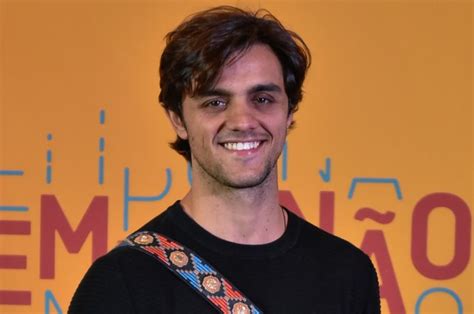 Felipe simas, que recentemente se curou de coronavírus, compartilhou uma foto com seu filho vicente. Felipe Simas fala do Elmo de 'O tempo não para' e da ...