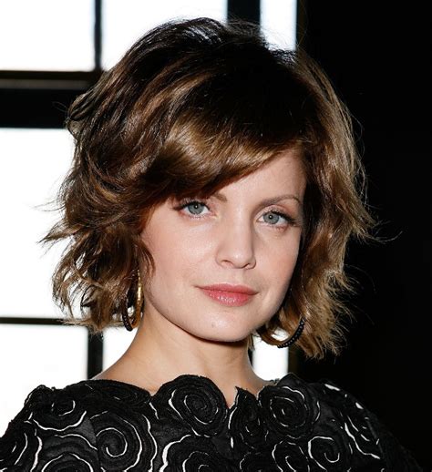 Wavy Bob Hairstyle With Bangs Hairstyles Weekly