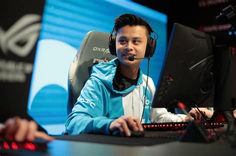 Personally i have the fingertip grip. CS:GO Player Stewie2k Shares A Respectful Moments With A ...