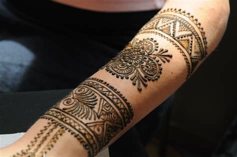 Traditional bridal designs to modern contemporary art pieces for grads, parties and trial run tattoos! Moroccan-style arm henna | Sumeyya | Flickr