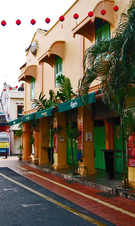 We just need to park our car in the hotel's car park and exploring the jonker street without worrying about traffic jam. melaka jonker street | gigibiru_kukunings | Flickr