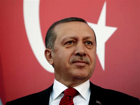 Babası ahmet erdoğan ailesiyle birlikte 13 yaşında rizenin güneysu ilçesinden i̇stanbul'a göç edip kasımpaşa semtine yerleşmişlerdir. Turkey's President: Erdogan On Top - Business Insider