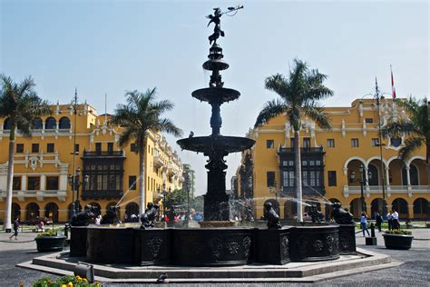 Places To See In The Plaza De Armas In Lima