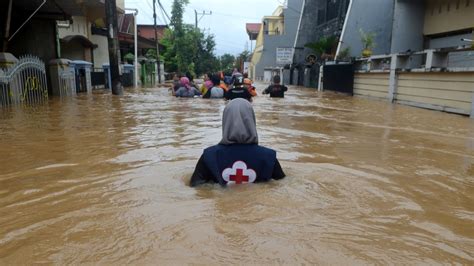 Death Toll From Indonesia Floods Landslides Jumps To 59 Indonesia News Al Jazeera