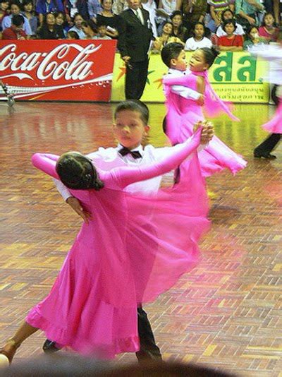·ballroom dance.··to perform or engage in such dance. My Novel: ลีลาศ