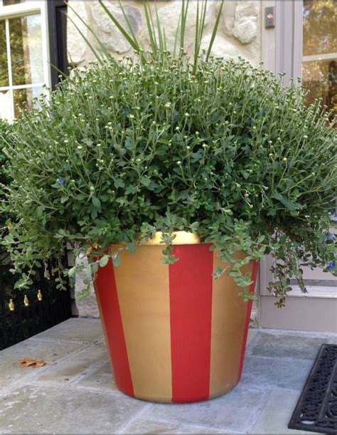 Paint those cheap plastic plant pots from the garden center and stencil for this easy classy look. This is a plastic pot you get when you buy your flowers ...