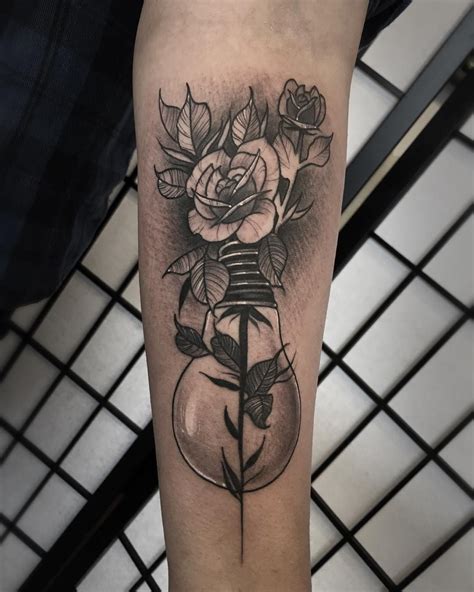 Encontre O Tatuador E A Inspiração Perfeita Para Fazer Sua Tattoo Tatuagem De Lâmpada