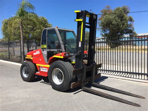telehandler  forklift whats  difference