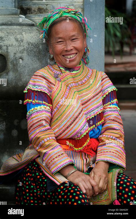 Femme Hmong Heureuse Banque De Photographies Et Dimages Haute R Solution Alamy