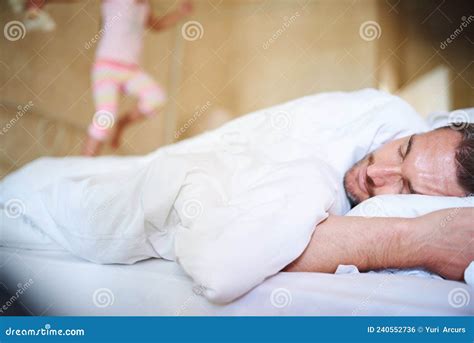 Seu Pai Da Manh Tiro De Um Pai Dormindo Com Sua Filha Pulando No Final Da Cama Foto De Stock