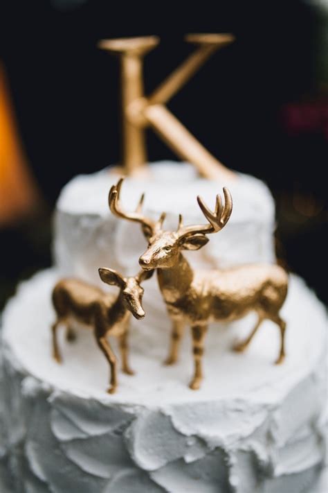 Perfect for deer hunting enthusiasts,the cake includes a hunter figurine and a buck figurine. 11 Awesome Cake Toppers from Etsy