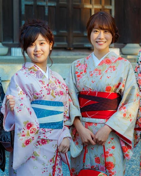 Donna Giapponese Con Il Vestito Tradizionale Dal Kimono Fotografia