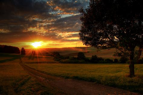 Der Weg über Felder Bei Abendlichem Licht Foto And Bild Landschaft