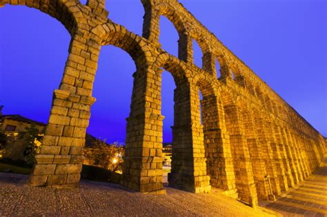 Vista Nocturna De Segovia Con Acueducto Romano Foto Premium