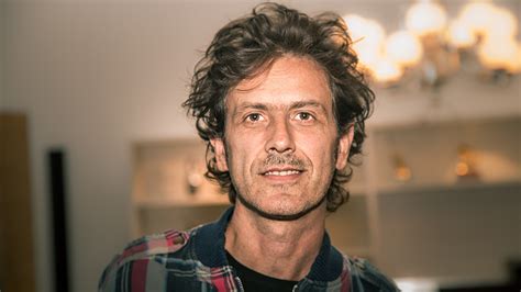 Una semana después de firmar su divorcio con su exesposa, valeria larrarte, coti sorokin confirmaba su romance con candelaria tinelli. Entrevista a Coti Sorokin | Revista Cabal