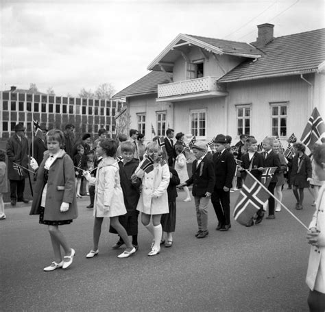Se ringsakers skoleelever i 17. 17. mai tog - Anno Glomdalsmuseet / DigitaltMuseum