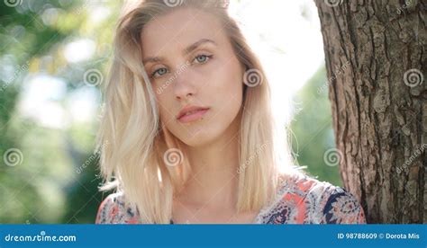 Belle Fille Blonde Regardant Lappareil Photo Et Le Sourire Image Stock Image Du Jour Nature