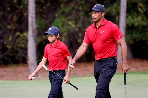 Acompañado de su hijo Tiger Woods regresó al golf tras su grave