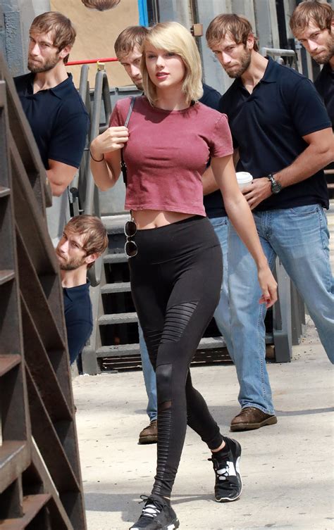 Taylor Swift Being Ogled In Nyc Became A Glorious Photoshop Battle