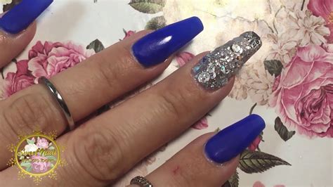 La otra estancia en la que acertaremos seguro con este color es el dormitorio. Uñas De Acrilico Color Azul Marino Con Plata - Unas Bonitas