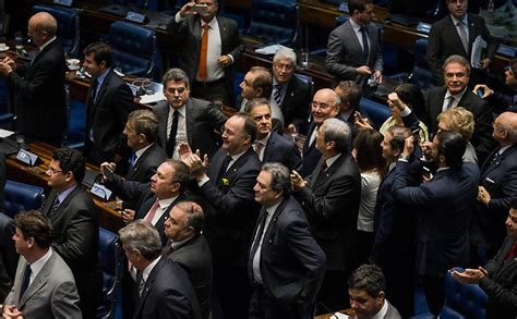 Bolsonaro é uma ameaça à vida de negros e negras, a maioria da população que sofre com o racismo da sociedade brasileira desde a escravidão. Senado torna Dilma ré, e votação indica aprovação do ...