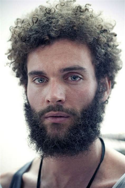 Each individual follicle is wound up like a spring. Curly hair, blue eyes and beard. | Cabello largo hombres