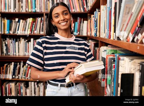 Je Suis Une étudiante Dévouée Une Jeune étudiante Fait De La Recherche Dans Une Bibliothèque Au
