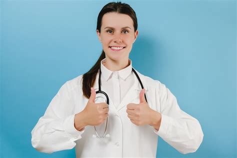 Premium Photo Optimistic Young Female Doctor Assure Everything Be