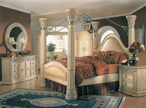 Margaret King Poster Canopy Bed 5 Piece Bedroom Set Antique White W