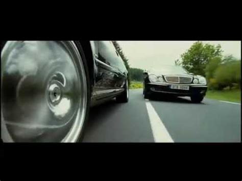 Der ehemalige elitesoldat frank martin hat in den ersten beiden teilen vertraute er auf die dienste eines bmw 735i und eines audi a8 w12. Transporter 3 Audi A8 W12 vs Mercedes E class - YouTube