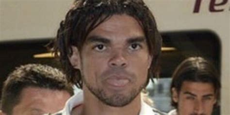 Pepe çok üzülüyor şarkısını başa alıp onlarca defa çaldırararak uyuyan tek çocuk benim oğlum iddaa edebilirim ama kanıtlayamam. Tinggalkan Afro, Pepe Hilang Kesaktian? - Bola.net