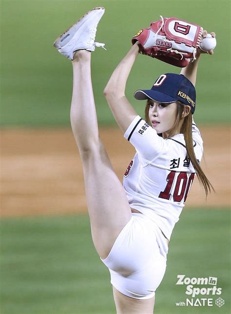 This Beautiful Korean Girl Is Going Viral After Her Sexy Baseball Pitch