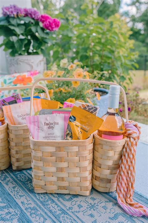 How To Make Adorable Picnic T Baskets For Your Guests Simply