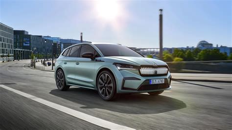 Čisté linie a dynamická zadní směrová světla přidávají vozu na eleganci. Skoda Enyaq iV - räckvidd och pris överraskar - Dagens PS