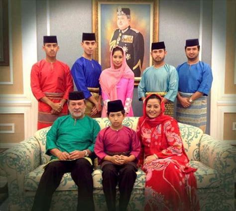 Ibrahim ismail of johor hatte einige verschiedene haarschnitte in den letzten 2 jahren. Sultan Ibrahim Ismail of Johor, with his family. Raja ...