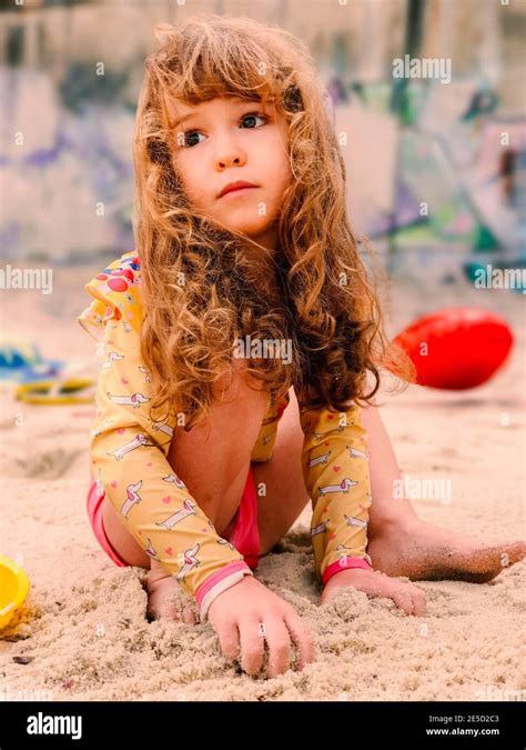 Porträt Eines Mädchens Am Strand Sitzend Und Mit Sand Spielend Rio De Janeiro Brasilien