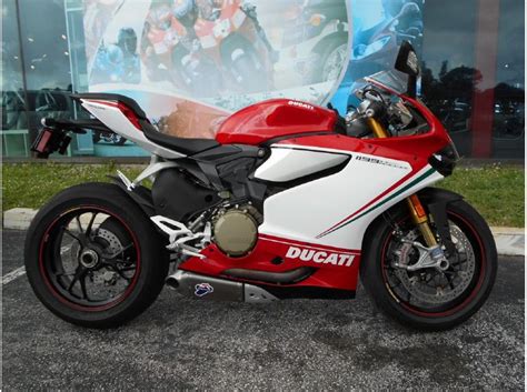 The 1199 panigale s tricolore version celebrates the arrival of the new generation superbike, fitted with abs as standard and sporting the proud italian colors of red, white and green. 2012 Ducati 1199 Panigale S TRICOLORE for sale on 2040motos