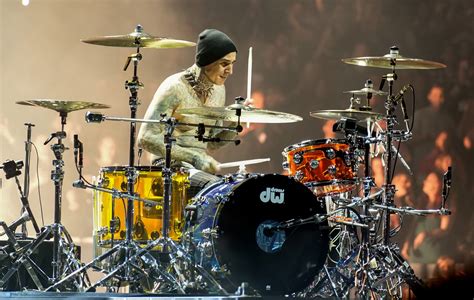 Fans React To Travis Barker Playing Drums In Hospital After Sons Birth Recordiau