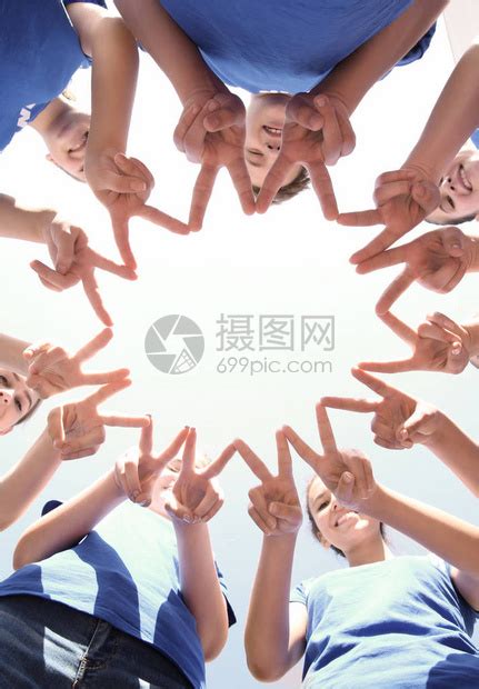 志愿人员团队将他们的手指聚集在一起高清图片下载 正版图片505026797 摄图网