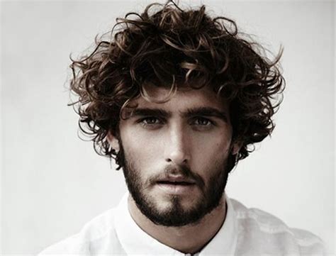 Curly-Wavy-Hair-Men-Hairstyles-Best-Style-Beard-White-Shirt- CapelliStyle