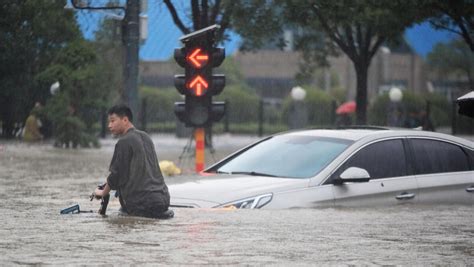 Record Breaking Rain Fills Chinese Subway Drowning Twelve People