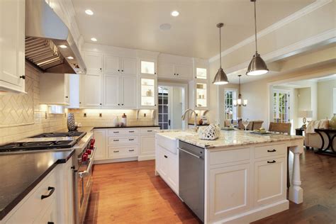 These refreshing white shaker cabinets offer a sleek and minimal design, bringing class and simplicity to your kitchen. White Shaker Style Farmhouse Kitchen - Crystal Cabinets