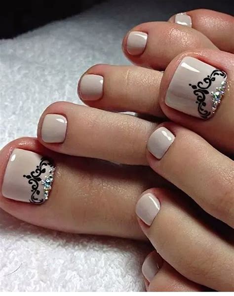 Uñas moradas decoradas con puntos y rayas. Arte uñas de los pies | Manicura de uñas, Uñas decoradas ...