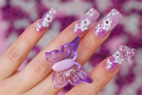 Las uñas se desinfectan y se aplica una manicura seca. 10 cosas que debes evitar para verte bonita y no ridícula