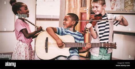 Los Niños Tocando Instrumentos Musicales En El Aula Fotografía De Stock