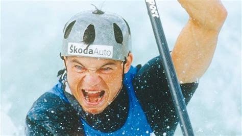 Lukáš pollert, s „brýlemi vyrobenými z pet lahví na snímku z roku 2007. Olympijské kovy za pomoc závislým. Pollert pred 25 rokmi ...