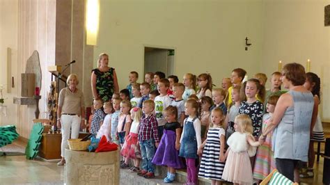 Was sehr viele unterschätzen ist die tägliche geräuschkulisse denen die erzieherinnen zum beispiel in einem kindergarten ausgesetzt sind. Kinder, Eltern und Erzieherinnen feiern Abschiedsfest für ...