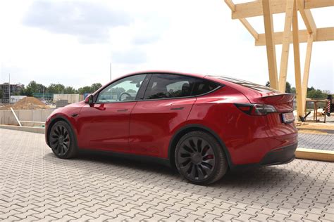 The tesla model y is an electric compact crossover utility vehicle (cuv) by tesla, inc. Tesla Model Y Probefahrt, Test, Fahrbericht & Vergleich ...