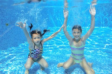 Felices Activos Niños Nadan En La Piscina Y Jugar Bajo El Agua — Fotos